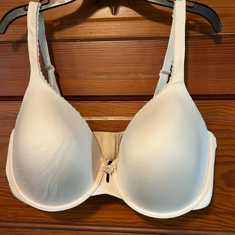 Victoria's Secret Cream T-Shirt Bra with Seamless Design